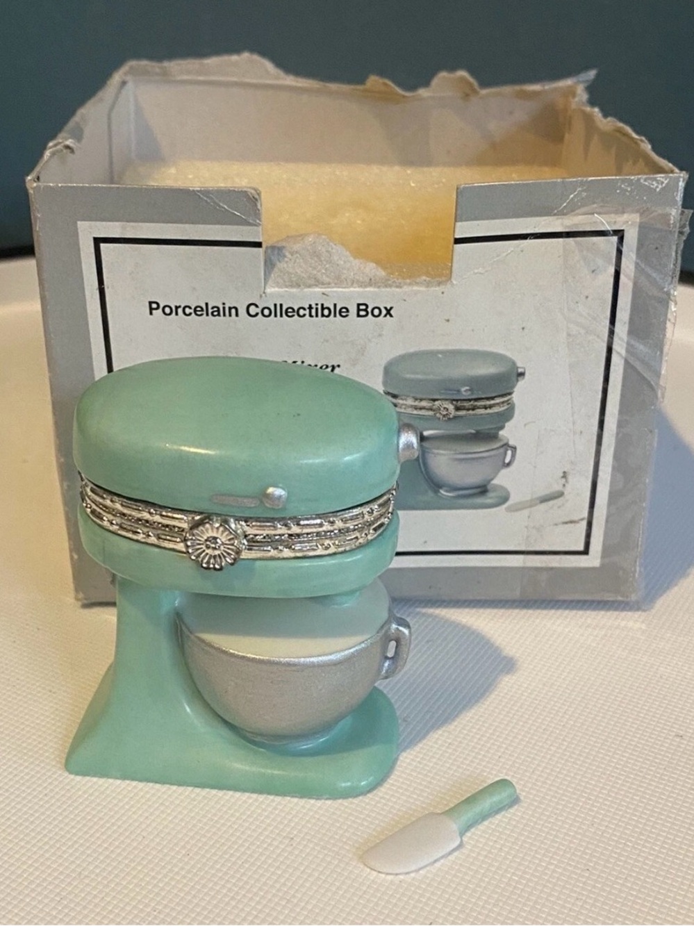 COOKING CLUB OF AMERICA "CLASSIC MIXER" HINGED PORCELAIN TRINKET BOX